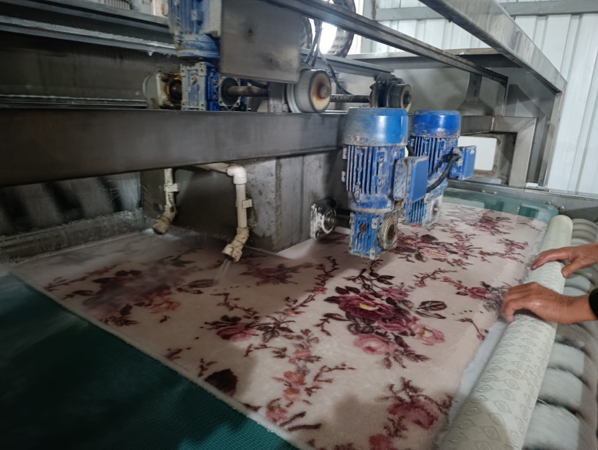 Halı Yıkama Fiyatlar ilgili maliyet Nasıl Yapılır? Kaliteli bir halı yıkama süreci şu aşamalardan oluşur: Toz alma işlemi Leke kontrolü ve ön müdahale Tam otomatik makinelerde yıkama Bol su ile durulama Kapalı alanda hijyenik kurutma Kalite kontrol ve paketleme