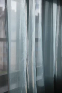 Antalya Lara perde yıkama hizmeti - pencereden süzülen ışık ve temiz perdeler